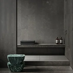 Sgabello in pietra naturale Ikona di Elisa Ossino*Salvatori Sale