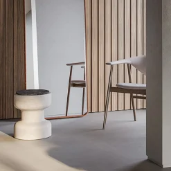 Sgabello Tivoli in travertino e marmo di Ivan Colominas*MMairo Online