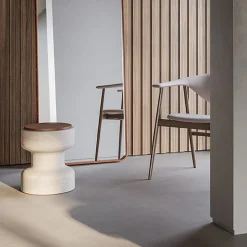 Sgabello Tivoli in travertino e noce di Ivan Colominas*MMairo Online