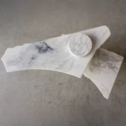 SST025 Tavolino scultoreo in marmo bianco Dover e cielo Namibia*Stone Stackers Online