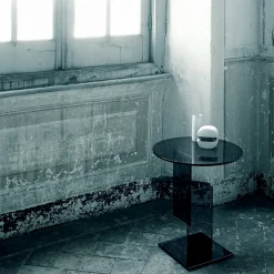 Tavolino Don Gerrit interamente grigio di Jean-Marie Massaud*Glas Italia