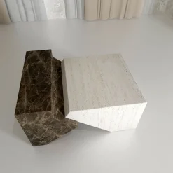 Tavolino Jogja in marmo Visone e Travertino di Studio Hendro Hadinata*Dimarmo