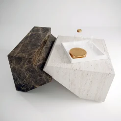 Tavolino Jogja in marmo Visone e Travertino di Studio Hendro Hadinata*Dimarmo