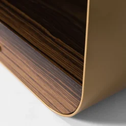 Tavolino laterale in metallo dorato Tawla con base in legno*FROMM. New