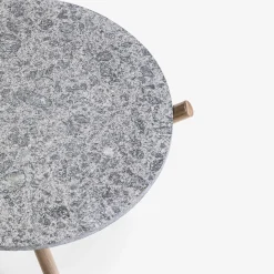 Tavolino laterale in pietra peperino grigia Naturam con gambe in legno*Veltha Outdoor Stone Design Outlet