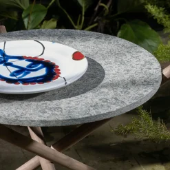 Tavolino laterale in pietra peperino grigia Naturam con gambe in legno*Veltha Outdoor Stone Design Outlet