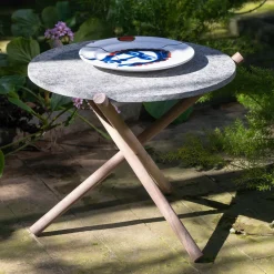 Tavolino laterale in pietra peperino grigia Naturam con gambe in legno*Veltha Outdoor Stone Design Outlet