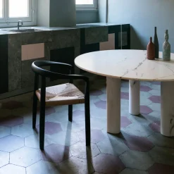 Tavolo da pranzo Rosa Portogallo Marble Lovemelovemenot di Michael Anastassiades*Salvatori Discount