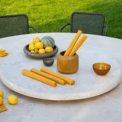 Tavolo da pranzo rotondo in pietra travertino e acciaio marrone per esterni Hermu 230*Veltha Outdoor Stone Design New