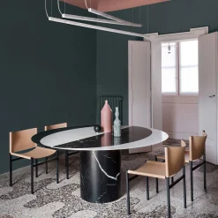 Tavolo da pranzo rotondo in marmo bianco e nero Proiezioni #2 di Elisa Ossino*Salvatori New