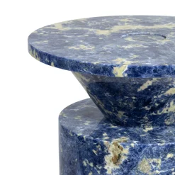 Totem di marmo di Sodalite blu di Karen Chekerdjian*MMairo Clearance