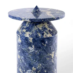 Totem di marmo di Sodalite blu di Karen Chekerdjian*MMairo Clearance