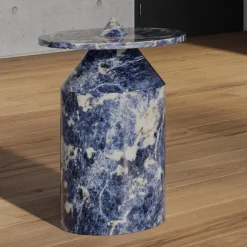 Totem di marmo di Sodalite blu di Karen Chekerdjian*MMairo Clearance
