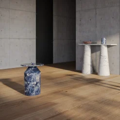 Totem di marmo di Sodalite blu di Karen Chekerdjian*MMairo Clearance